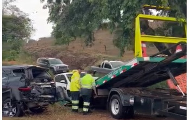 Acidente com 18 veículos foi causado por caminhão que perdeu freios