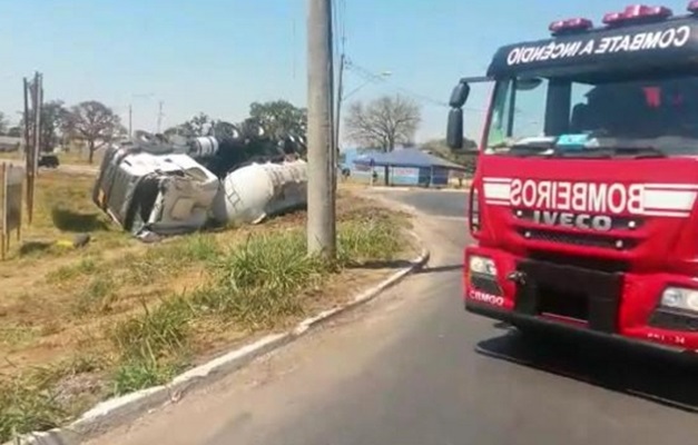 Acidente com caminhão de combustível interdita BR-153, em Goiânia