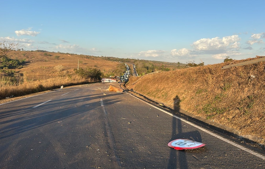 Acidente com carreta interdita parcialmente trecho da BR-060 em Alexânia