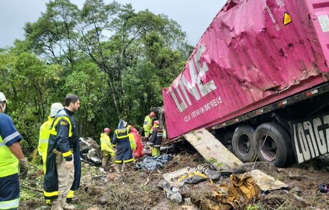 Acidente com equipe de remo de atletas adolescentes deixa 9 mortos no Paraná