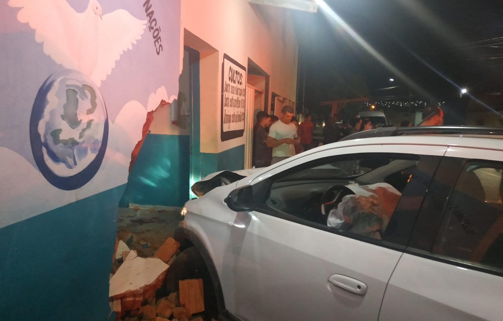 Acidente deixa cinco pessoas feridas após carro invadir igreja em Catalão 