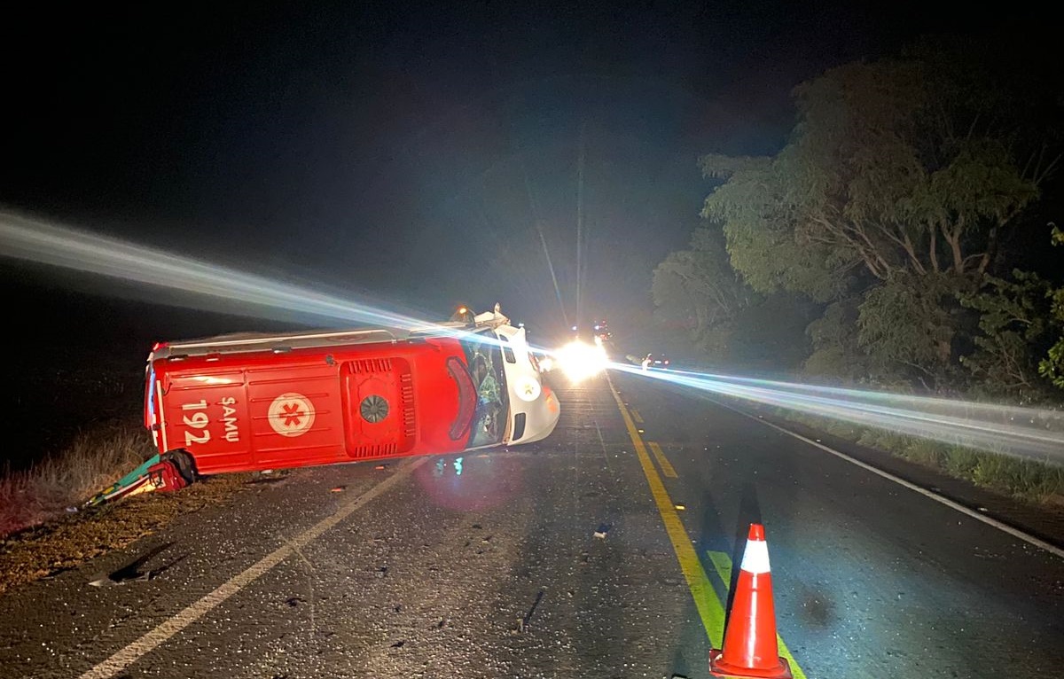 Acidente entre carro e ambulância na GO-020 deixa 2 mortos e 4 feridos 