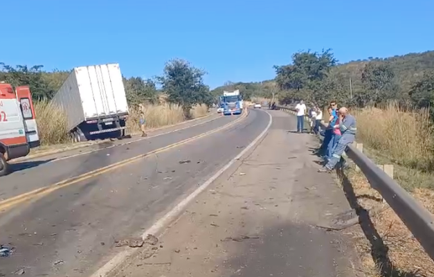 Acidente entre carro e caminhão deixa três mortos em Barro Alto