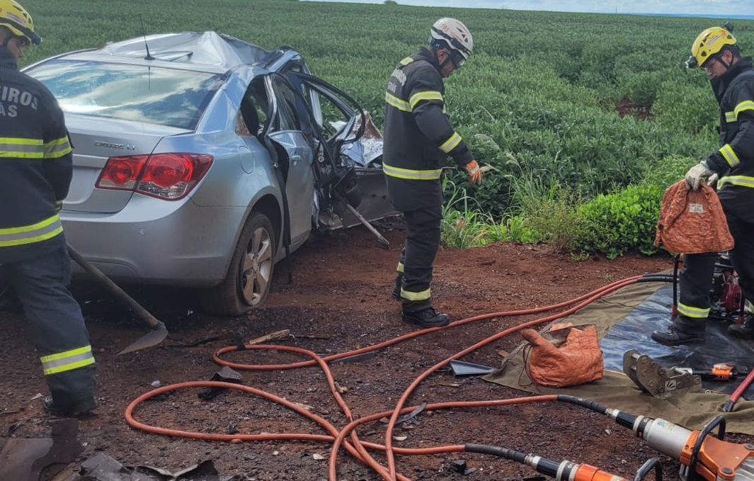 Acidente entre carro e caminhão na GO-206 deixa 3 mortos, incluindo criança