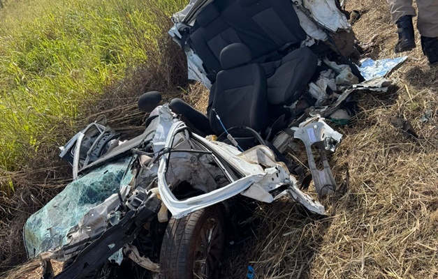Acidente entre carro e duas carretas deixa dois mortos em Nerópolis