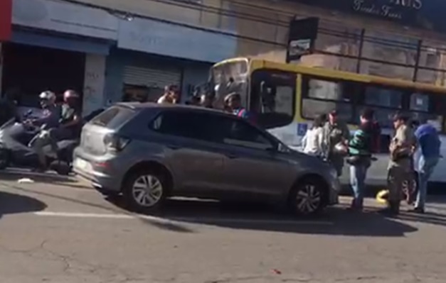 Acidente entre carro e moto tumultua trânsito na Avenida 85, em Goiânia