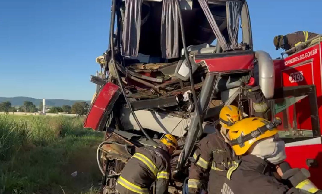 Acidente entre ônibus e caminhão em Guapó deixa 16 feridos