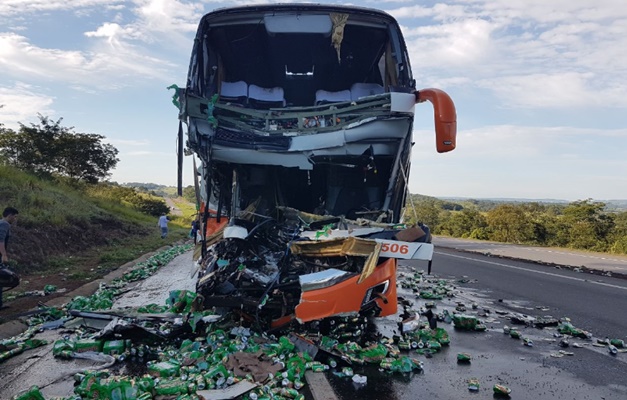 Acidente entre ônibus e carreta mata dois e deixa 28 feridos em Morrinhos