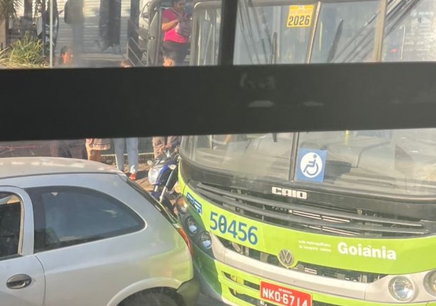 Acidente entre ônibus e carro causa congestionamento em Aparecida de Goiânia
