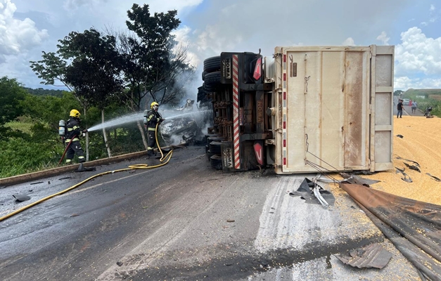 Acidente envolvendo 3 caminhões e carro mata caminhoneiro e fere 5 na GO-326