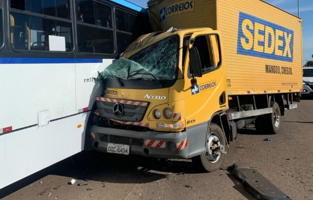 Acidente envolvendo ônibus, moto e caminhão deixa 9 feridos em Nerópolis