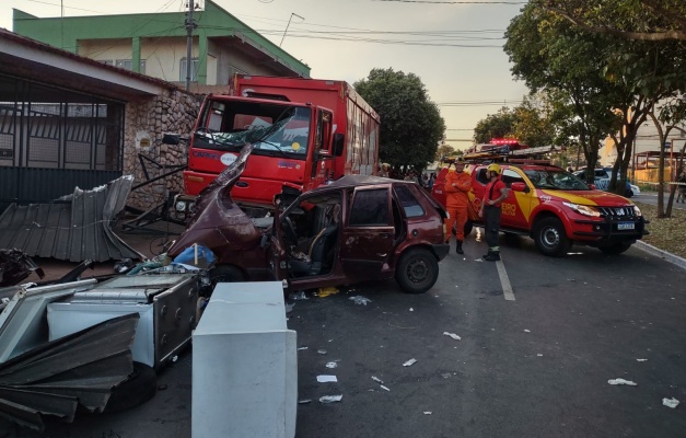 Acidente grave entre caminhão e carro deixa uma pessoa morta em Aparecida