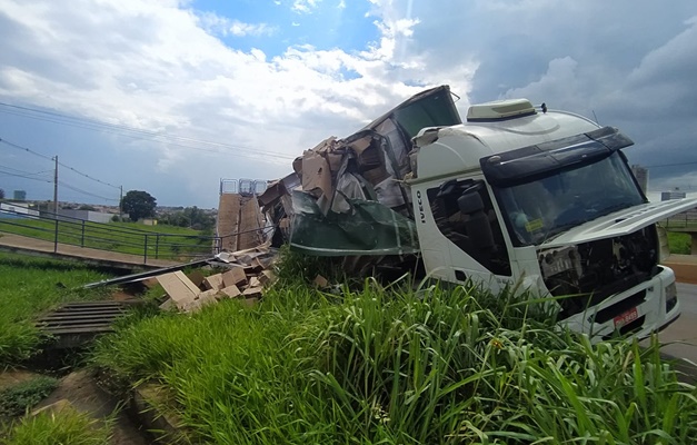 Acidente interdita passarela de pedestres na BR-060, em Rio Verde