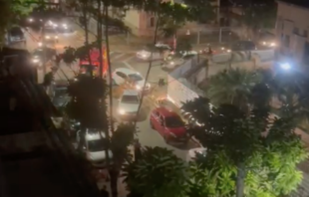 Acidente interdita trânsito em cruzamento da Rua 15 no Centro de Goiânia