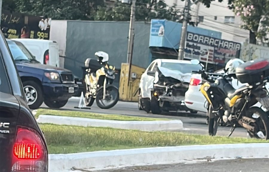 Acidente na Avenida T-7 deixa trânsito lento no Setor Oeste