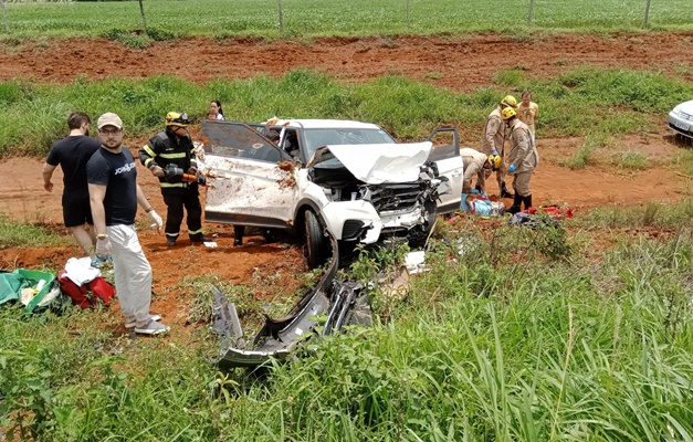 Acidente na GO-139, em Caldas Novas, deixa vítima presa em ferragens