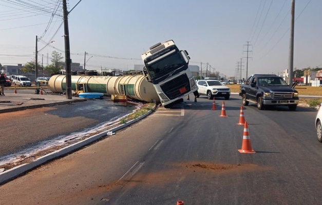 Acidentes com veículos de carga congestionam o Anel Viário de Goiânia 
