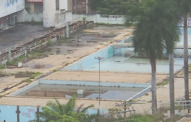 Acúmulo de água nas piscinas do Jóquei Clube preocupa vizinhos em Goiânia