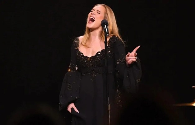 Adele chora em show e revela medo: 'Não sei quando vou voltar'; veja