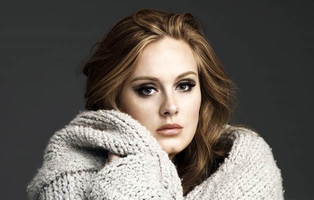 Adele é a artista que mais vendeu discos no mundo em 2015