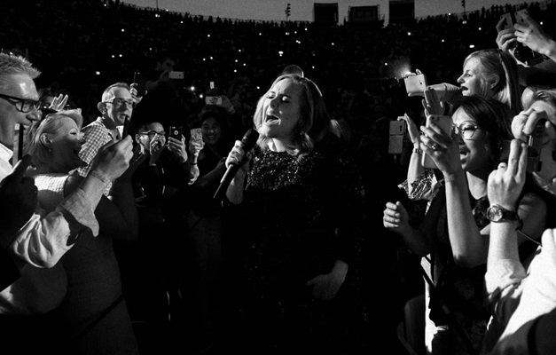 Adele manda fã parar de filmá-la durante show