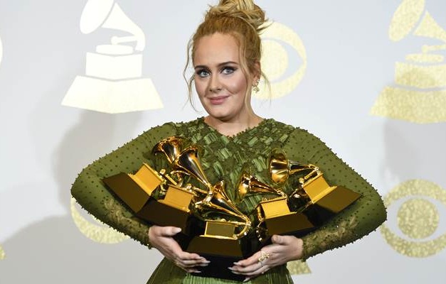 Adele vence Grammy de álbum do ano e dedica prêmio a Beyoncé