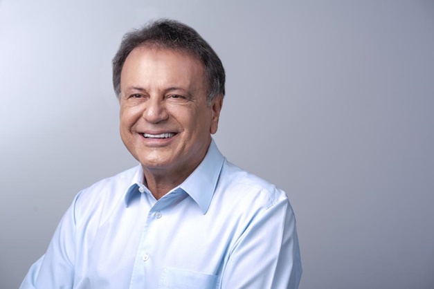 Adib Elias recebe alta e deixa hospital em São Paulo