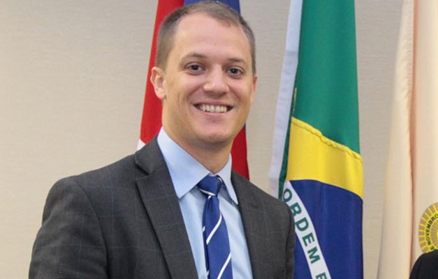 Adido cultural da Embaixada Americana ministra palestra em Goiânia
