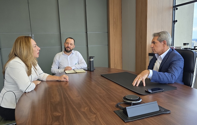 Adriana Accorsi discute setor produtivo na sede da Adial em Goiânia