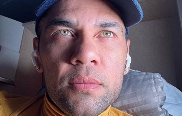 Advogado de Daniel Alves sugere pulseira eletrônica para tirar jogador da prisão