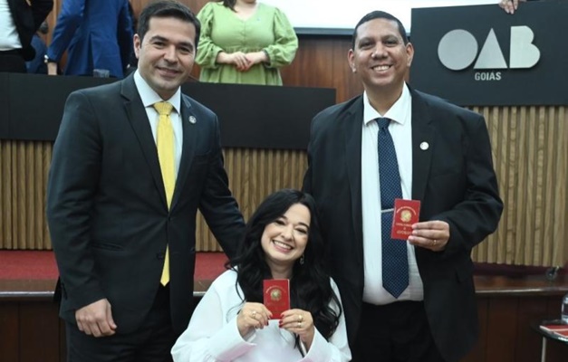 Advogados recebem carteira da OAB e celebram parceria de vida e profissão