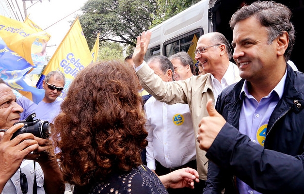 Aécio Neves promete proposta de reforma política