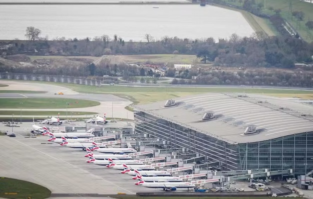 Aeroporto de Londres começa a retomar voos após incêndio