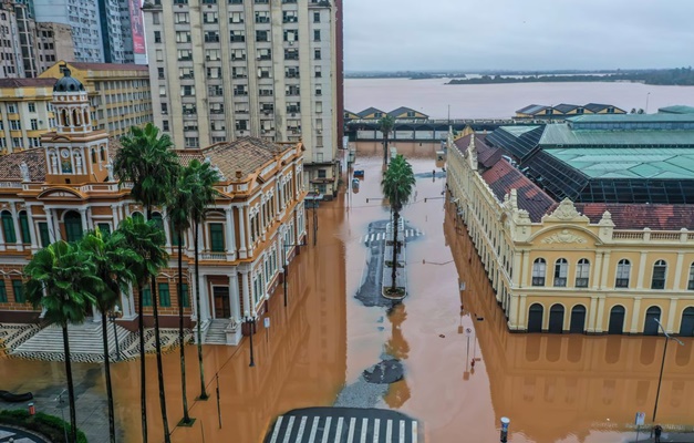 Aeroporto de Porto Alegre suspende voos por tempo indeterminado