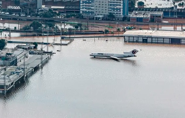 Aeroporto de Porto Alegre tem aviso de voos suspensos até 30 de maio