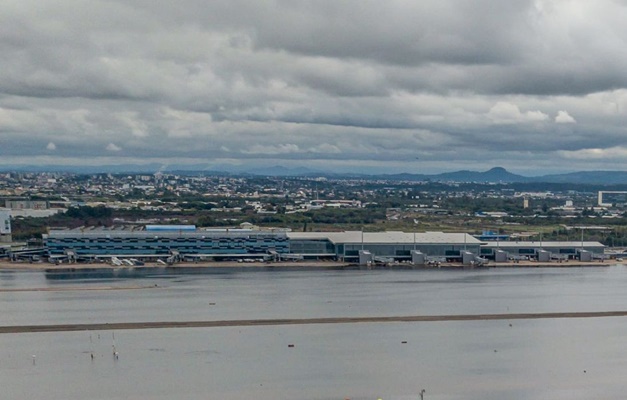 Aeroporto de Porto Alegre vai reabrir para embarque e desembarque