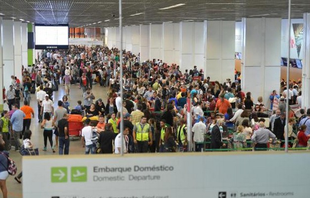 Aeroviários fazem manifestação relâmpago no aeroporto de Brasília