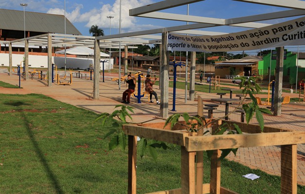 Agehab entrega nova praça aos moradores do Jardim Curitiba em Goiânia 