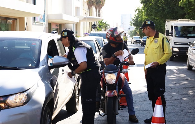 Agentes de trânsito fazem blitz educativa na Avenida Rio Verde, em Aparecida