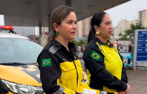 Agentes de trânsito homenageiam motoristas mulheres por condução segura