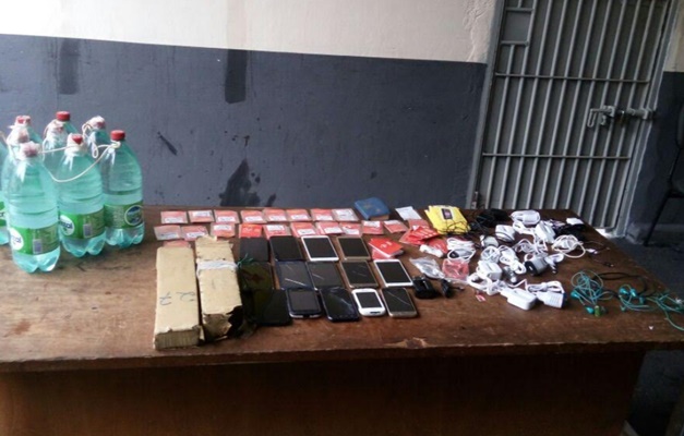 Agentes frustram entrada de drogas e celulares em presídios goianos