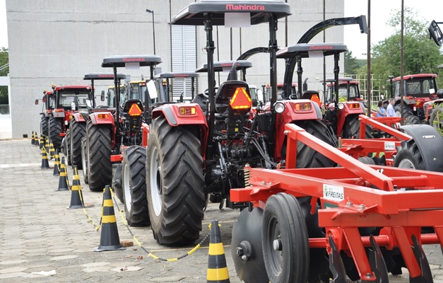 Agricultura familiar: Goiás entrega máquinas agrícolas a 22 prefeituras 