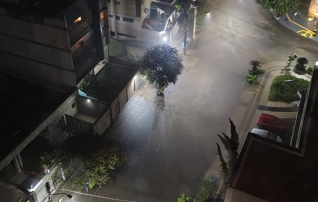 Água da chuva invade calçadas no Setor Aeroporto em Goiânia