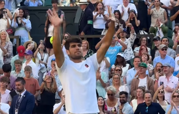 Alcaraz arrasa tenista da casa e faz 3ª semifinal seguida em Wimbledon