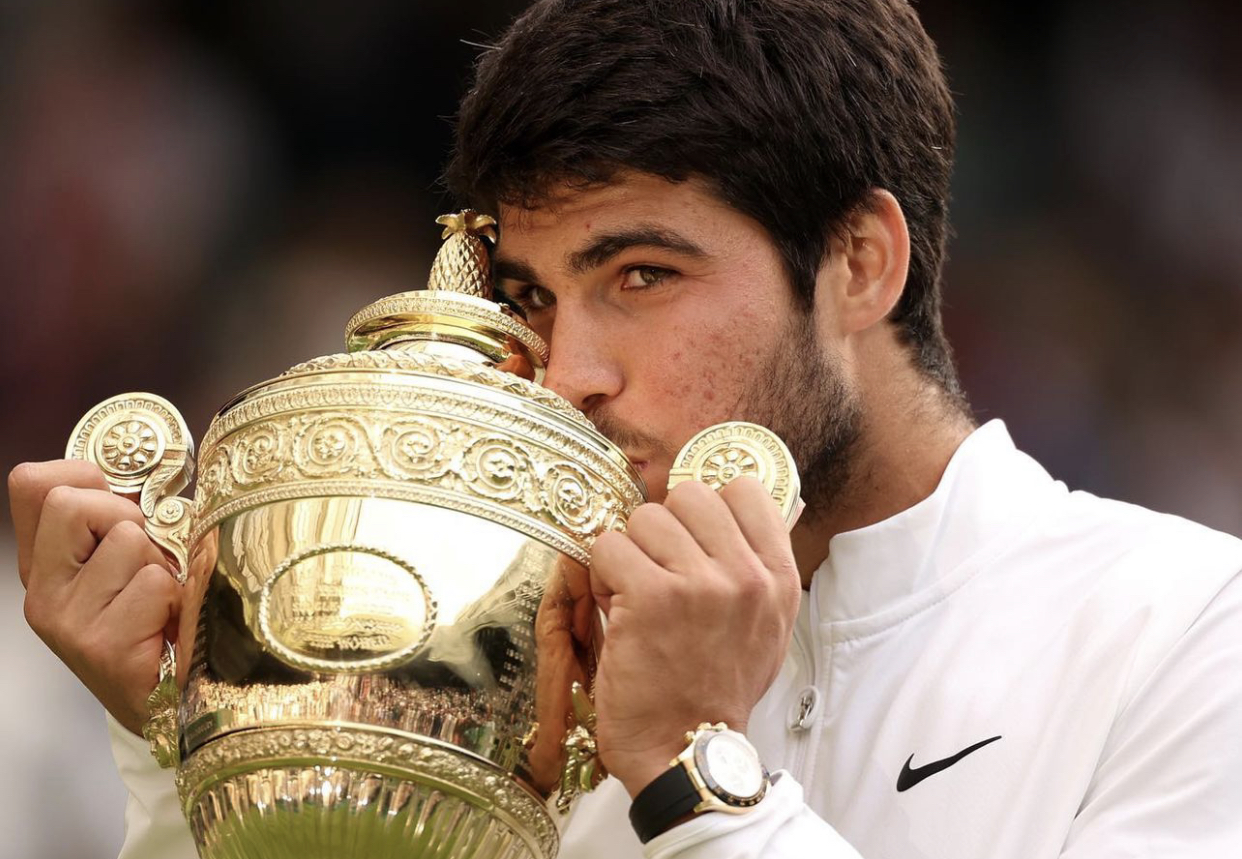 Em jogo de quase 5 horas, Alcaraz supera Djokovic e é campeão de Wimbledon