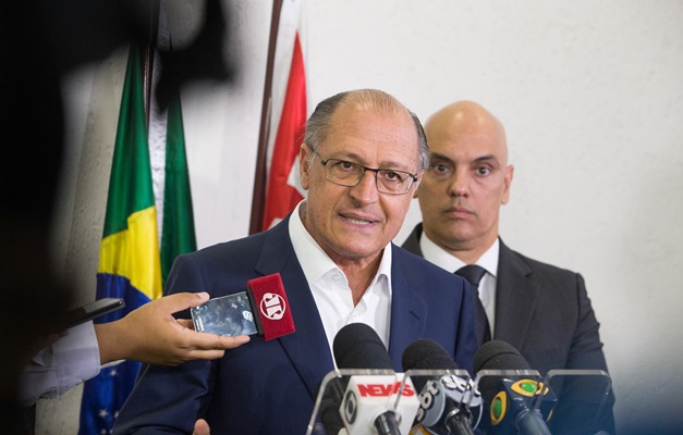 Alckmin é vaiado em cerimônia de entrega de unidades do Minha Casa Minha Vida