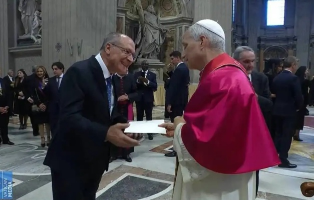 Alckmin entrega ao Papa convite para visitar o Brasil durante a COP30