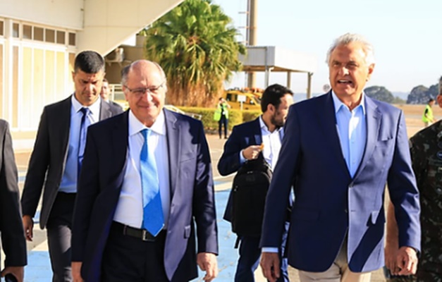 Alckmin se junta a Caiado e Daniel em inauguração de fábrica em Itumbiara