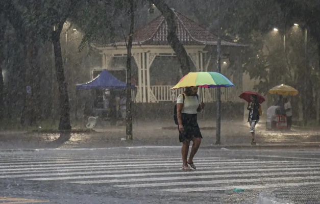 Alerta de tempestades e chuvas intensas afeta Goiás e mais 16 estados