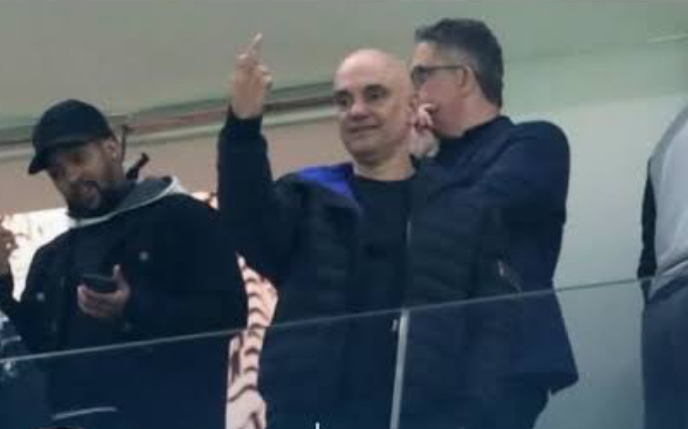 Alexandre de Moraes faz gesto obsceno durante Corinthians x Palmeiras